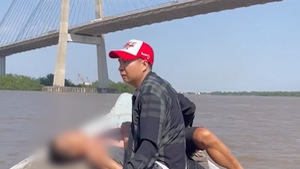 Khoảnh khắc cứu người đàn ông chới với dưới sông ở cầu Phú Mỹ