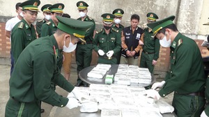 Bắt hai nghi phạm người Lào vận chuyển lượng ma túy 'khủng' bằng ô tô