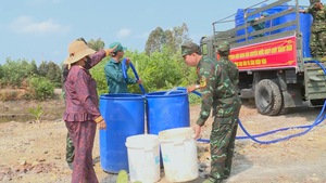 Quân đội chở nước ngọt cấp miễn phí cho bà con ở Kiên Giang