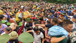 Hàng vạn người đội mưa viếng Đền Hùng Phú Thọ trong ngày giỗ Tổ
