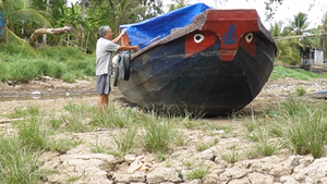 Cận cảnh khô hạn ở Cà Mau, kênh rạch trơ đáy, xuồng ghe mắc cạn