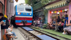 Khách nước ngoài vẫn 'mê tít' check-in cà phê đường tàu ở Hà Nội
