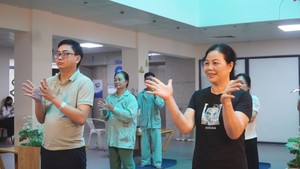 Góc nhìn trưa nay | Tiếng cười của bệnh nhân nơi lớp học yoga đặc biệt