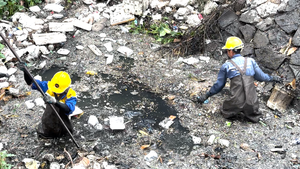 Công nhân vớt từng xô rác, giải cứu kênh 19-5 ở quận Bình Tân