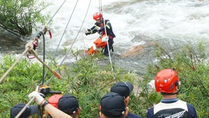 Lính cứu hỏa Đà Nẵng luyện tập đu dây vượt suối cứu hộ cứu nạn