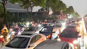 Đường Phạm Văn Đồng ở TP Thủ Đức ngập cục bộ, xe cộ ùn ứ kéo dài