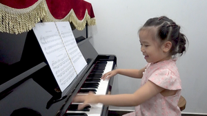 Bé gái 5 tuổi 4 tháng học đàn, giành giải vàng cuộc thi piano toàn quốc