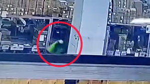 Camera ghi cảnh nam công nhân bị xe nâng ép vào kệ hàng tử vong
