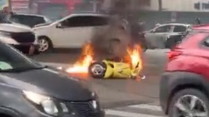 Xe máy bốc cháy ngùn ngụt sau khi bị ô tô tông trúng