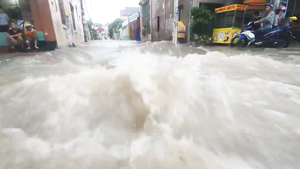 Nước cuồn cuộn, nhiều xe chết máy tại ngã ba Trảng Dài, Biên Hòa sau mưa