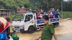 Mưa lũ ở Hà Giang làm đảo lộn hành trình của du khách, nhiều người bị mắc kẹt