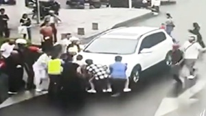 Người dân hợp sức nâng ô tô, cứu nạn nhân lớn tuổi bị cuốn vào gầm xe