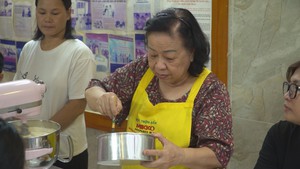 Góc nhìn trưa nay | Cô giáo hơn 10 năm mở lớp dạy làm bánh miễn phí