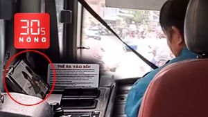 Bản tin 30s Nóng: Xác minh vụ tài xế xe buýt vừa lái xe vừa xem video trên điện thoại