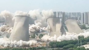 Khoảnh khắc phá hủy 3 tháp giải nhiệt nhà máy điện cao hơn 100m