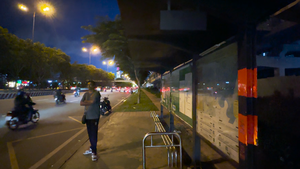 Nhiều trạm xe buýt ở TP Thủ Đức tối om do đèn bị mất cắp