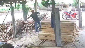 Camera 2 nam thanh niên dùng ná bắn gà của dân, cảnh sát hình sự vào cuộc