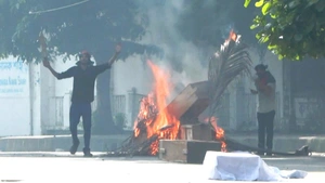 Người biểu tình nổi loạn, đốt đài truyền hình ở Bangladesh