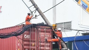 Xe container kéo ngã trụ điện đường dây hạ thế ở quận Tân Bình