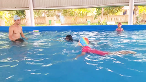 Nhóm Ironman, vận động viên SEA Games dạy bơi miễn phí cho trẻ em vùng rốn lũ