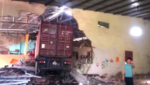 Tạm giữ tài xế container lao vào nhà dân khiến 3 người tử vong