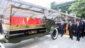 Hình ảnh đội danh dự di chuyển linh cữu của Tổng Bí thư Nguyễn Phú Trọng ra linh xa