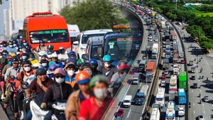 Đi lại dịp đầu nghỉ lễ 2-9: Cửa ngõ TP.HCM đông dần, Hà Nội lâm cảnh ùn tắc kéo dài