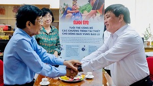 Ban liên lạc phong trào thanh niên HS, SV Sài Gòn - Gia Định trước năm 1975 và Quỹ Tình thương Việt gửi 200 triệu đồng cho đồng bào vùng bão lũ