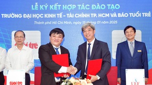 Sinh viên Trường đại học Kinh tế - Tài chính TP.HCM học thực hành tại báo Tuổi Trẻ