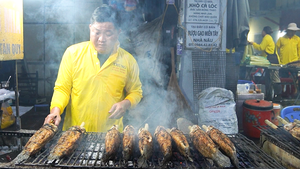 Con đường bán cá lóc nướng Tân Kỳ Tân Quý rực lửa suốt đêm trước ngày 'vía Thần tài'