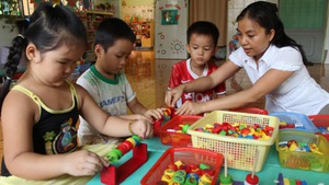 Làm đồ chơi từ nắp chai nhựa