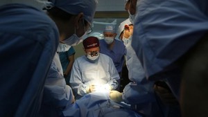 Nối dương vật bị cắt rời cho thanh niên rối loạn cảm xúc