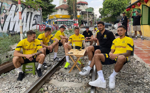 Dortmund 'nhập gia tùy tục', đi cà phê đường tàu khi vừa đến Việt Nam