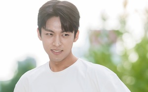 Kwon “Mánh Khóe” bị bố mắng vì đóng vai xấu tính trong ‘Nữ luật sư kỳ lạ Woo Young Woo’