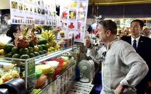 Thủ tướng Luxembourg mua sắm ở chợ Bến Thành