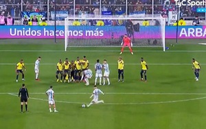 Thủ môn đứng chôn chân trước siêu phẩm sút phạt của Messi