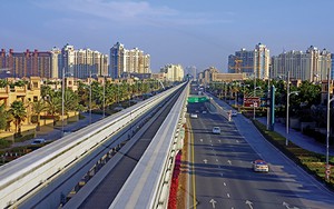 ​Ngắm Dubai qua cửa sổ tàu điện
