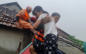 Đội thuyền nghĩa hiệp trong vùng lũ