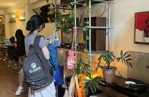 Cà phê đĩa than thu hút giới trẻ TP.HCM