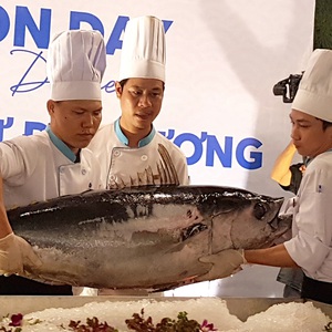 Du khách mãn nhãn với màn phi lê con cá ngừ đại dương nửa tạ