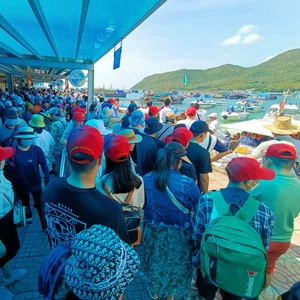 Du khách chen nhau chật kín cả trên đường, dưới bãi biển Nha Trang