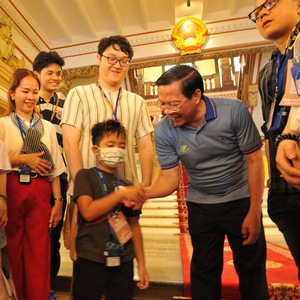 Chủ tịch Phan Văn Mãi làm chủ nhà lắng nghe khách tham quan
