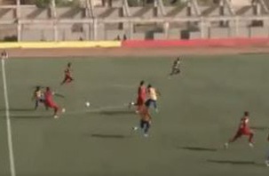 Cầu thủ Senegal lập siêu phẩm từ giữa sân
