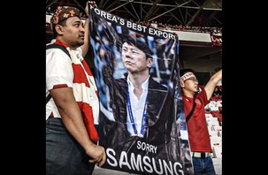 Ảnh vui 26-4: CĐV Indonesia xin lỗi Samsung vì Shin Tae Yong