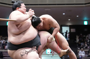 Võ sĩ sumo 93kg quật ngã 'gã khổng lồ' 252kg chỉ sau vài giây