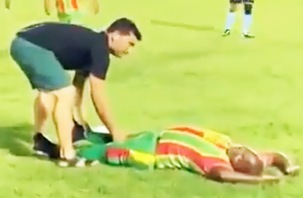 Cầu thủ tự vấp chân chấn thương sau khi vào sân 3 giây
