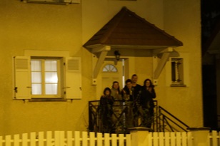 Paris phong tỏa, nhưng điều kỳ diệu nhất bây giờ là... táo đang nở hoa