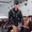Người mẫu 'hùng hổ' bước đi kỳ quái trên sàn catwalk