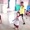 Hai bé trai nhảy điêu luyện cùng thầy giáo mầm non