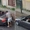 Người đàn ông loay hoay tìm cách đóng mui trần BMW dưới trời mưa